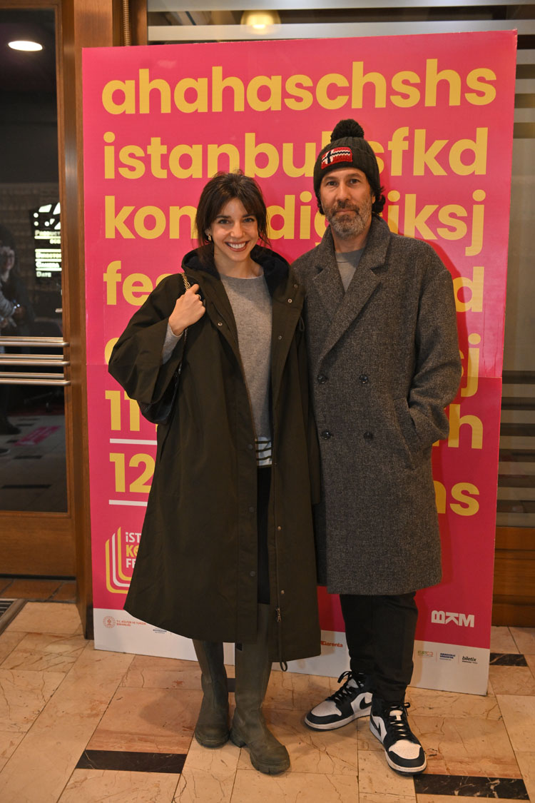 Berfu & Eser Yenenler ile İstanbul Komedi Festivali’nde Sinir Krizleri Gülme Krizlerine Döndü